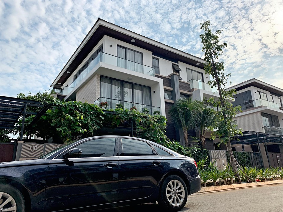 Mới đây, trên trang Facebook cá nhân, Cao Thái Sơn vô tình tiết lộ Hồ Ngọc Hà mới tậu căn biệt thự cạnh nhà anh khiến nhiều người trầm trồ.