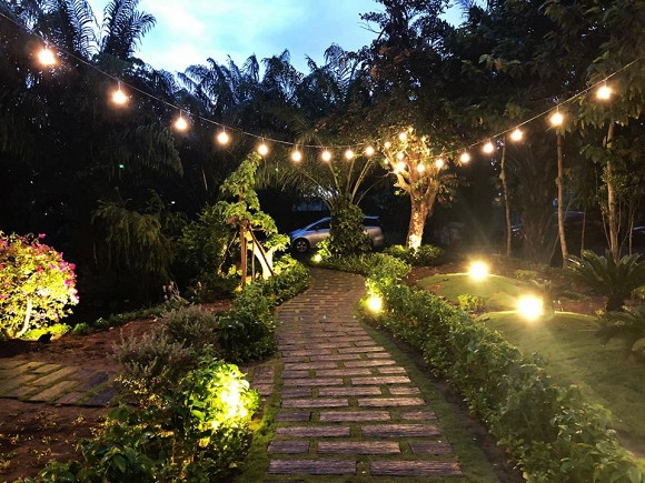 Nhà có vườn, ao cáo, gần gũi thiên nhiên.