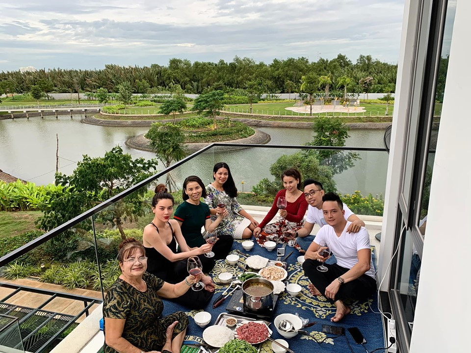 Hồ Ngọc Hà, Nguyễn Hồng Thuận dùng bữa tại nhà Cao Thái Sơn.