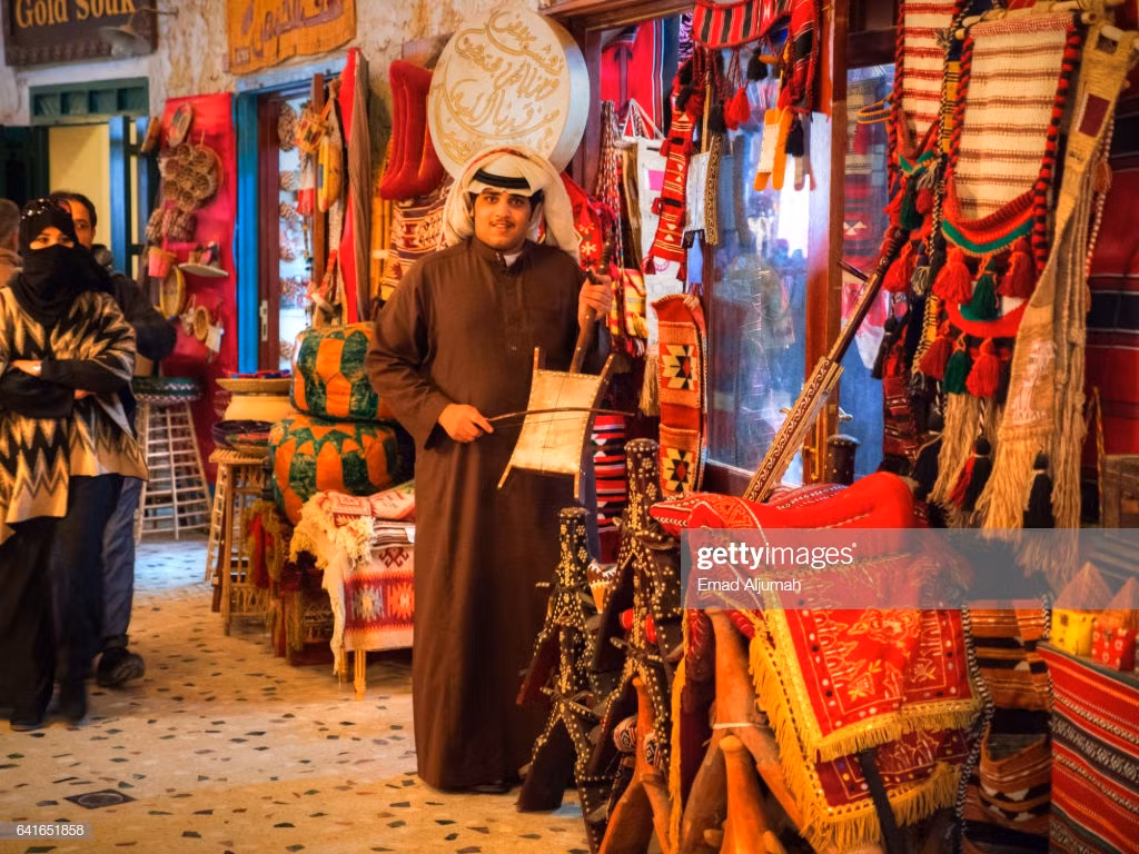 Chợ có hàng trăm gian hàng và phần lớn người bán tại đây đều là đàn ông.