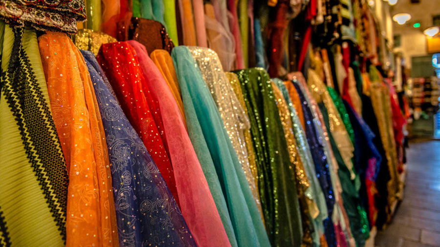 Du khách có thể tìm thấy mọi mặt hàng tại khu chợ nhưng phổ biến là đồ may mặc truyền thống.