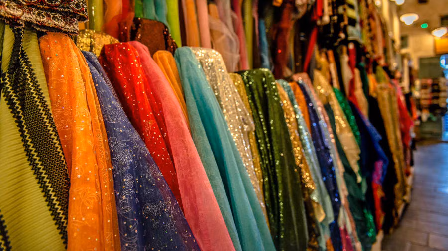 Du khách có thể tìm thấy mọi mặt hàng tại khu chợ nhưng phổ biến là đồ may mặc truyền thống.