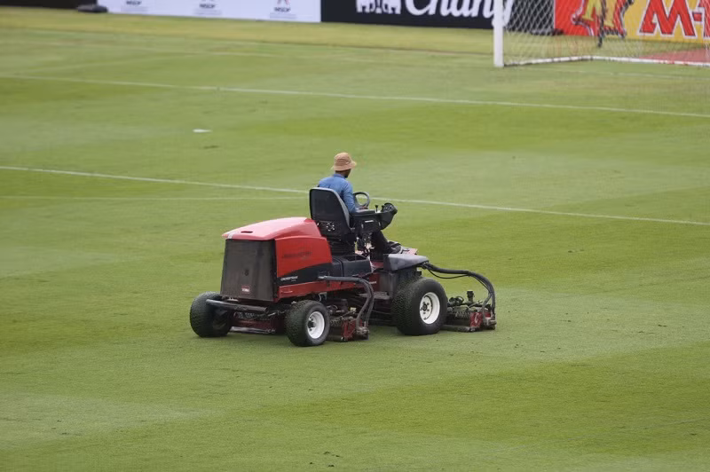 Thảm cỏ chỉ sân Thammasat rất đẹp và mượt, không thua những sân vận động quốc tế. Ảnh: Plo.