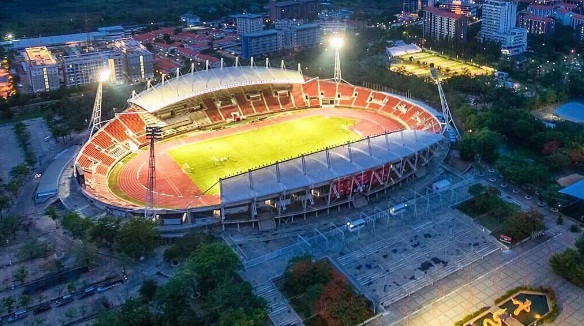 Sân vận động Thammasat dưới ánh đèn nhìn từ trên cao. Ảnh: Bangkokpost.