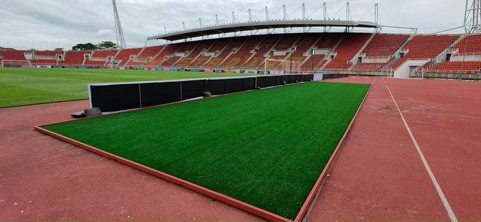 Khu vực khởi động của các cầu thủ dự bị khi trận đấu diễn ra cũng trải thảm cỏ mềm và mịn. Ảnh: Plo.