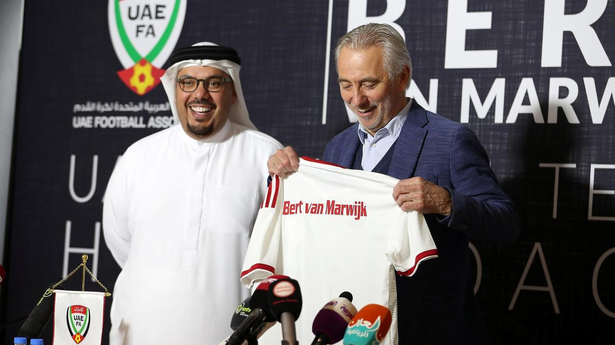So với Bert Van Marwijk đội tuyển UAE, mức lương của thầy Park còn kém xa. Mức lương của Van Markwijk không được tiết lộ nhưng số tiền vị HLV người Hà Lan nhận ở UAE được cho là không dưới 1 triệu USD/năm. Ảnh: The National.