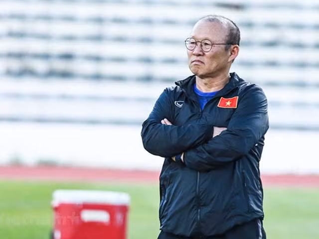 Kể từ khi đặt chân đến mảnh đất hình chữ S, ông Park Hang Seo đang được nhìn như một vị cứu tinh cho bóng đá Việt Nam. Ảnh: Dân Việt.