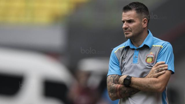 Mặc dù mức lương của ông McMenemy không được tiết lộ nhưng theo truyền thông Indonesia con số khoảng hơn 20.000 USD/tháng (tương đương 240.000 USD/năm). Ảnh: Bola.