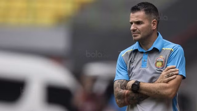 Mặc dù mức lương của ông McMenemy không được tiết lộ nhưng theo truyền thông Indonesia con số khoảng hơn 20.000 USD/tháng (tương đương 240.000 USD/năm). Ảnh: Bola.