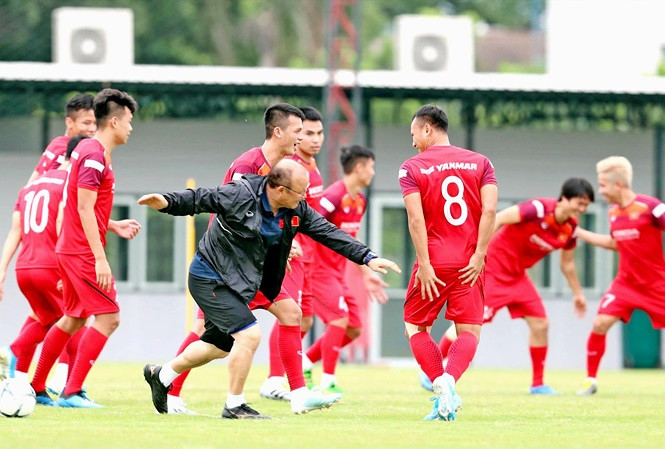 Mức lương của HLV người Hàn Quốc đang nhận khoảng 264.000 USD/năm. Ảnh: Tiền phong.