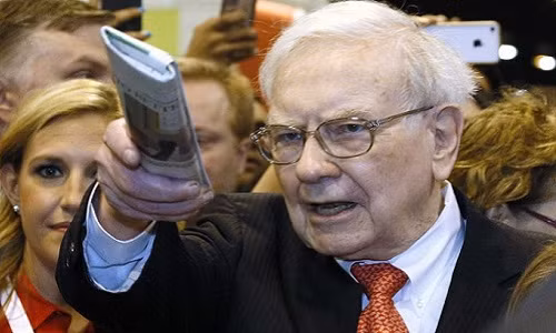 Chia sẻ trên CNBC, nhà đầu tư huyền thoại Warren Buffett đọc rất nhiều báo vào buổi sáng, gồm Wall Street Journal, New York Times, Omaha World-Herald và American Banker. Ảnh: CNBC.