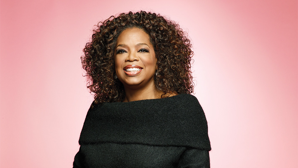 Người dẫn chương trình truyền hình Oprah Winfrey bắt đầu buổi sáng với nhiều hoạt động. Sau khi thức dậy vào 7h sáng, bà dắt 5 con chó đi dạo. Trong lúc pha cà phê, bà đọc một tấm thẻ từ hộp đựng câu trích dẫn được lựa chọn cần thận mỗi ngày trong năm. Ảnh: Variety.