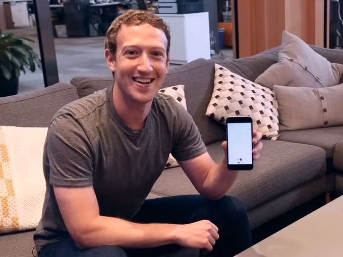 Việc làm sau khi thức dậy của tỷ phú Mark Zuckerberg là kiểm tra điện thoại, cụ thể là vào Facebook. Ảnh: CNBC.