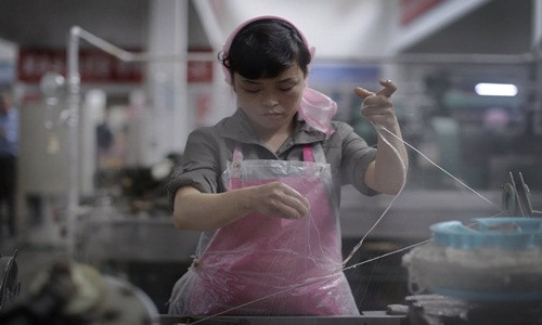 Nữ công nhân đang gấp từng sợi vải mới ra lò.