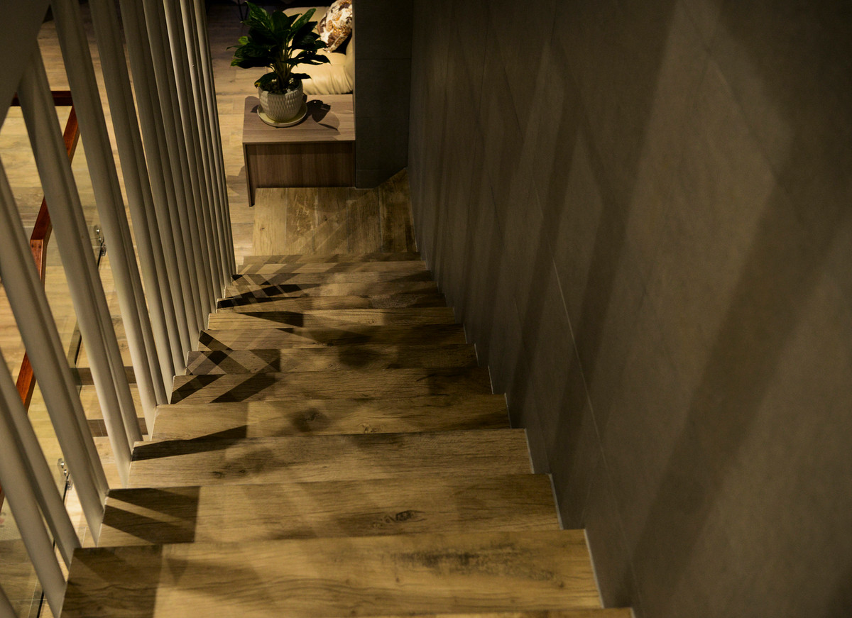 Lan can cầu thang song đứng tạo hiệu ứng phá cách khi ánh sáng xuyên qua.