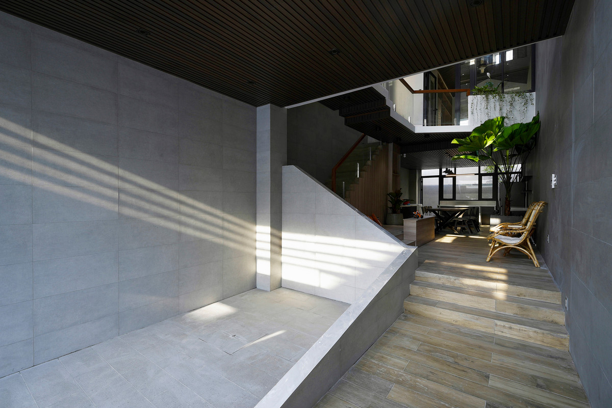  Phòng khách phía trước tầng 1 có cửa mở ra ban công để đón ánh nắng.