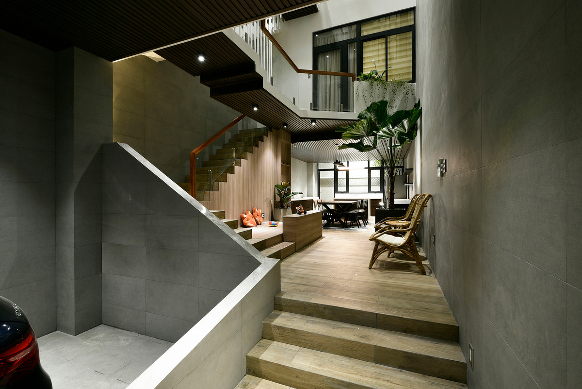 Tầng trệt là không gian bố trí các khu vực sinh hoạt chung bao gồm gara để xe, khu vực vui chơi của trẻ, phòng bếp kết hợp phòng ăn.