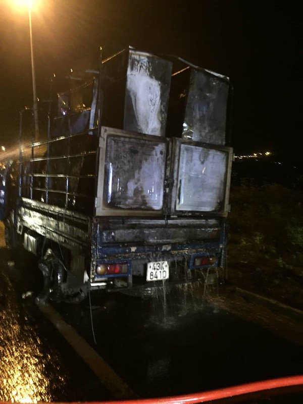 O to bat ngo boc chay ngun ngut tren duong dan vao ham Hai Van