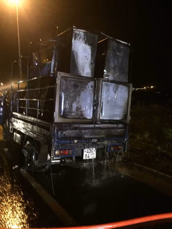 O to bat ngo boc chay ngun ngut tren duong dan vao ham Hai Van