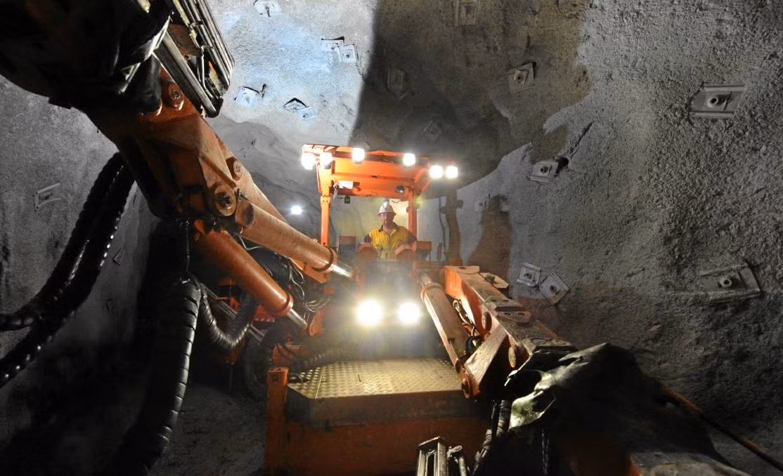 Xe tải hoạt động suốt ngày đêm.