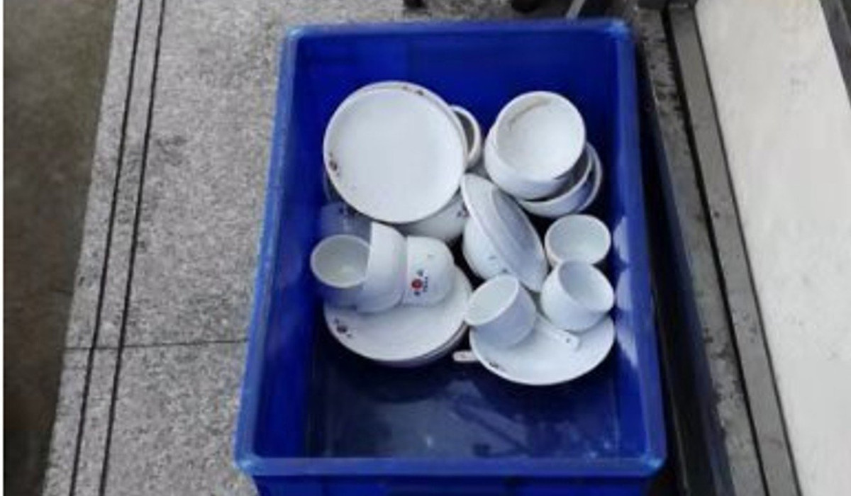 Rua bat trong vung nuoc ban, nha hang bi dong cua trong phut mot-Hinh-2