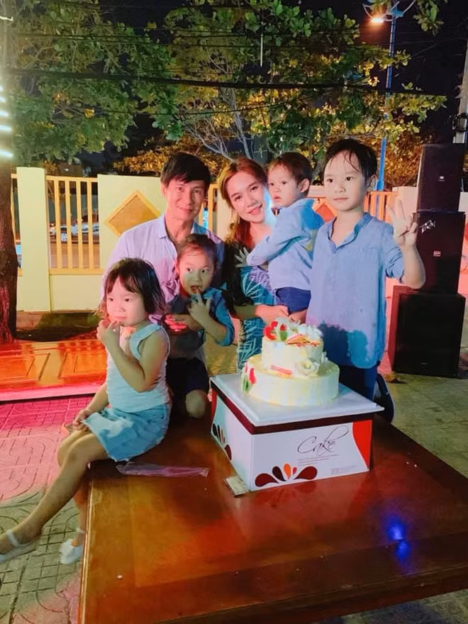 Sau nhiều năm sống ở quận 10, đầu năm nay vợ chồng Lý Hải - Minh Hà chuyển về căn biệt thự lớn ở quận ngoại thành Sài Gòn.