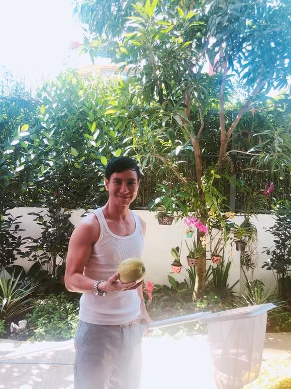 Phần lớn các loại cây trái trong nhà đều do Lý Hải tự trồng và chăm sóc.