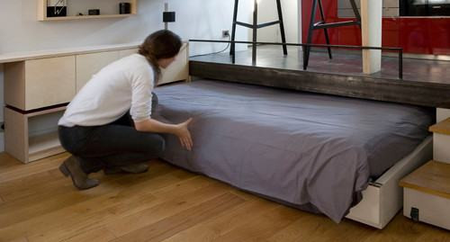 Dưới bậc cầu thang dẫn lên phòng bếp chính là ngăn kéo lưu trữ quần áo, giày dép...