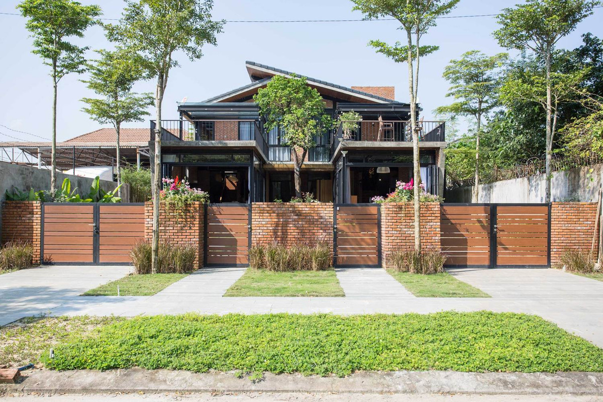 Hai ngôi nhà tách biệt riêng tư nhưng được kết nối với nhau bằng mái.