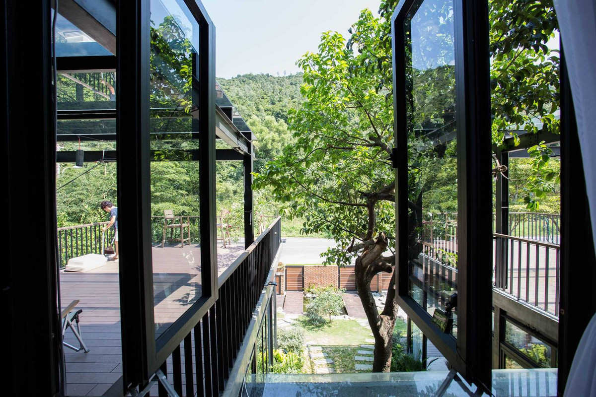 Hai căn nhà có công năng giống nhau, các căn phòng đều đối xứng nhau qua một khoảng sân vườn ở giữa.