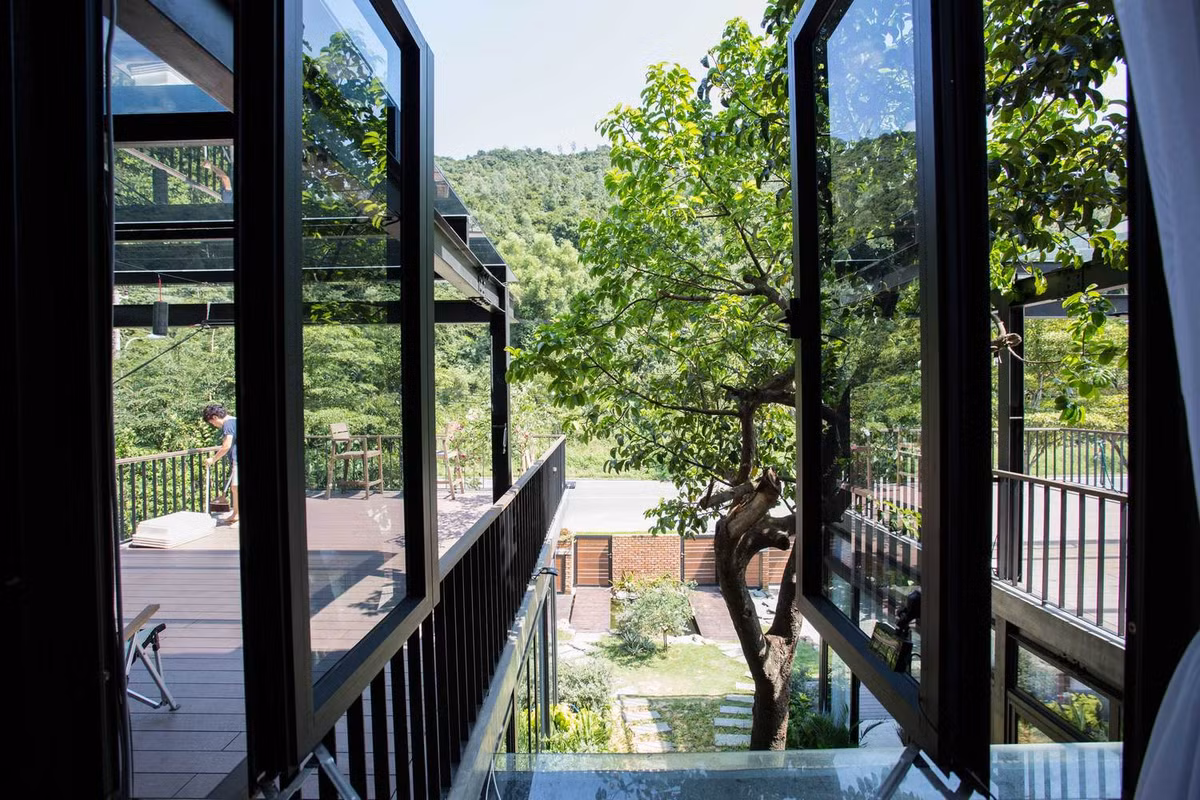 Hai căn nhà có công năng giống nhau, các căn phòng đều đối xứng nhau qua một khoảng sân vườn ở giữa.