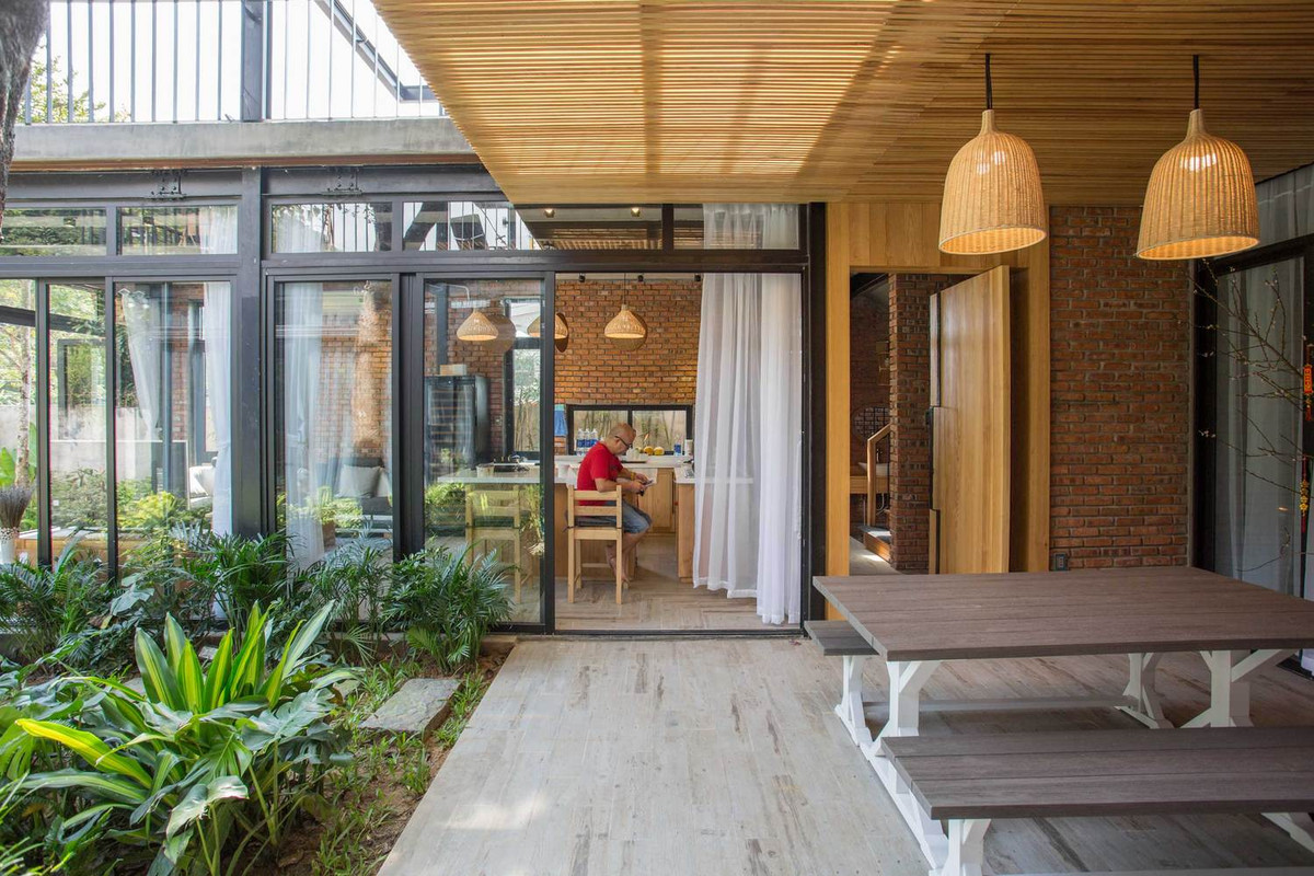 Mỗi góc trong biệt thự mái ngói đều mang dấu ấn của vẻ đẹp yên bình. Nguồn ảnh: Archdaily.