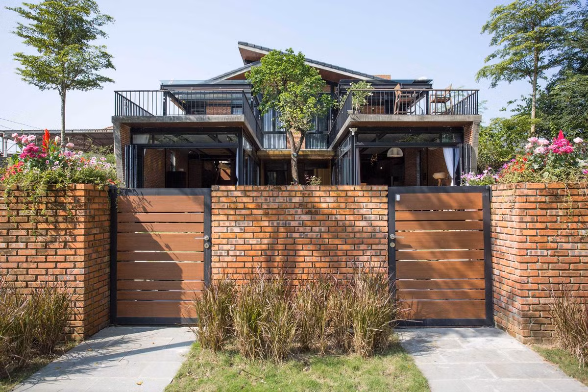 Hai gia đình thân thiết, cùng yêu thiên nhiên đã quyết định chọn miếng đất rộng 380m2 để xây biệt thự 2 tầng, có tổng diện tích sàn là 280m2.