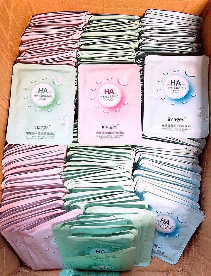 Loại mặt nạ Trung Quốc này được quảng cáo có thể trị mụn, trị vết thâm, làm trắng, mịn da nhưng giá cực rẻ, chỉ khoảng 1.000-2.000 đồng/gói. Ảnh: Vietnamnet.