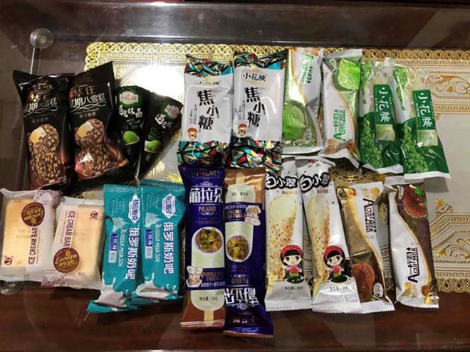 Mùa hè vừa qua, trên thị trường xuất hiện những lời rao bán các loại kem nhiều màu sắc với giá siêu rẻ. Nguồn gốc của các loại kem này đến từ Trung Quốc và giá chỉ 3.000 đồng/cái. Ảnh: Zing.