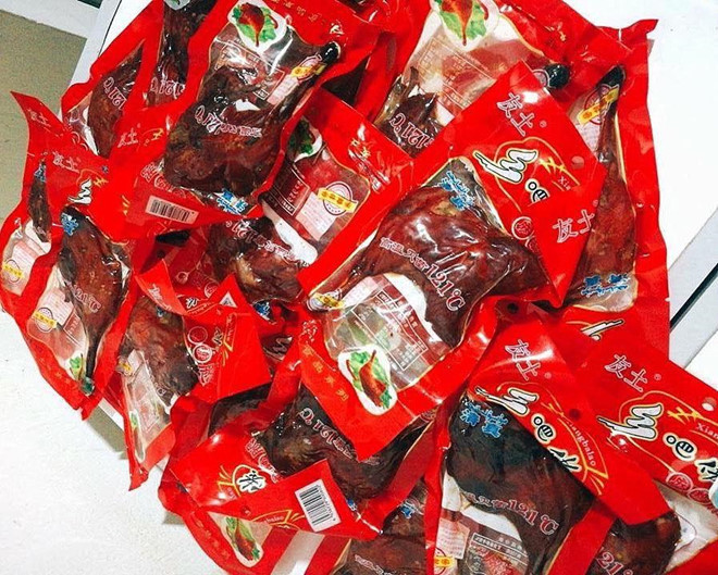 Đùi gà hun khói Trung Quốc được bày bán tràn lan trên mạng với giá từ 8.000 - 15.000 đồng/cái khiến nhiều người tiêu dùng e ngại về chất lượng và độ an toàn. Ảnh: Zing.