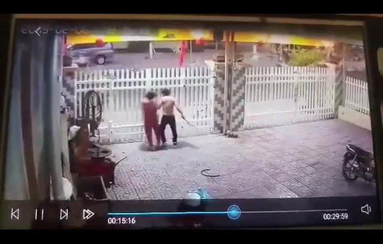 Se cho thoi viec chien si cong an danh hang xom nhap vien