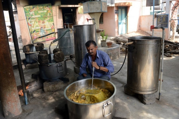 Nước tiểu của bò cái có giá cao hơn sữa ở Ấn Độ (từ 1,2 tới 1,5 USD mỗi lít).