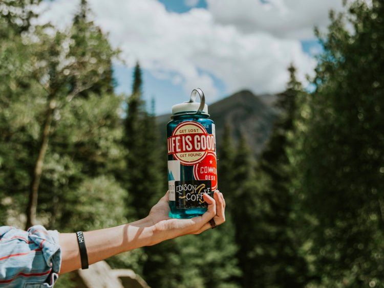 Trên thực tế, nước máy được kiểm tra chất lượng và ô nhiễm thường xuyên hơn nước đóng chai. Có điều chất lượng nước máy có thể thay đổi đáng kể dựa trên nơi bạn sống.