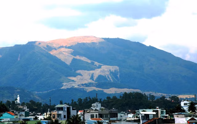 Núi Chín Khúc Nha Trang bị băm nát để làm dự án. Ảnh: Đời sống pháp lý