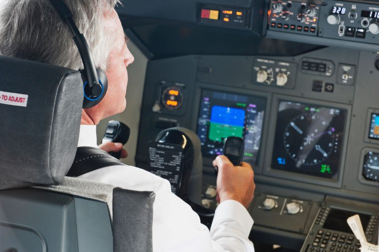 Trên ti vi hoặc một số truyện tranh thường có hình phi công đội mũ. Song thực tế, phi công thường không đội mũ trong buồng lái.