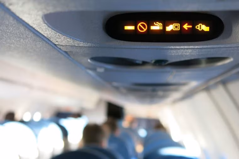  Máy bay ngày nay được trang bị nhiều chức năng tự động hóa nên đôi khi phi công tranh thủ chợp mắt ngay trong buồng lái. Nguồn ảnh: Rd.