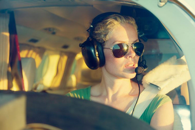 Thời gian chuyến bay được thổi phồng để luôn đúng giờ ngay cả khi cất cánh trễ. Chẳng hạn, một chuyến bay chỉ mất một giờ thì nó sẽ được lên lịch là 1 giờ và 15 phút.