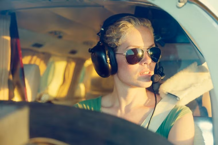 Thời gian chuyến bay được thổi phồng để luôn đúng giờ ngay cả khi cất cánh trễ. Chẳng hạn, một chuyến bay chỉ mất một giờ thì nó sẽ được lên lịch là 1 giờ và 15 phút.