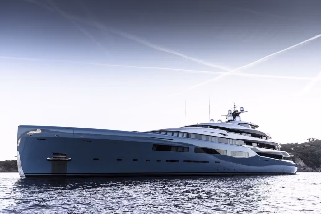 Aviva được ví như một căn nhà nổi của tỷ phú Anh. Tầng trên cùng của du thuyền là không gian thư giãn và tắm nắng. Ảnh: Yachtharbour.