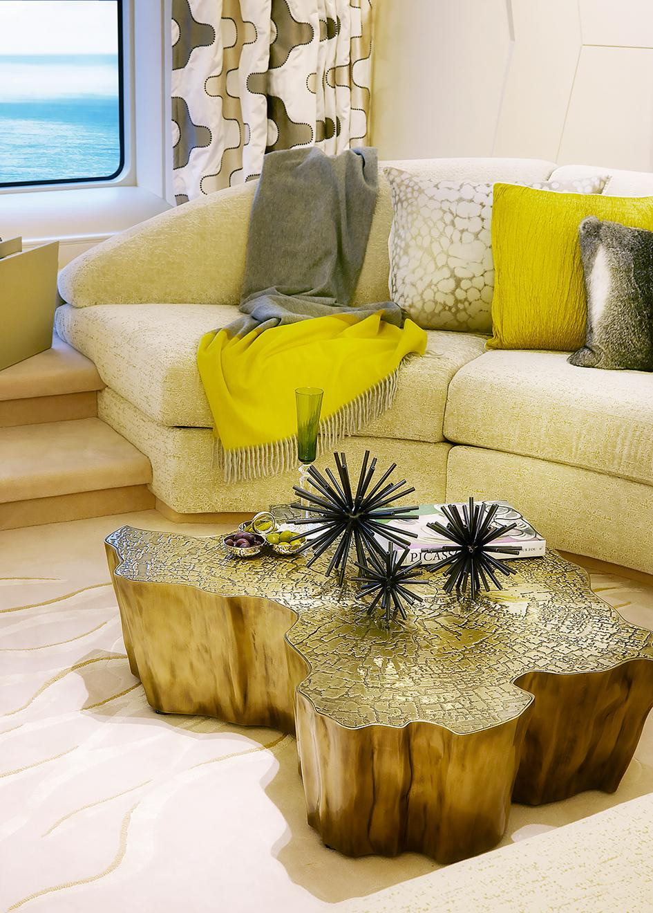 Nội thất chủ yếu bằng vải và da. Ảnh: Boatinternational.