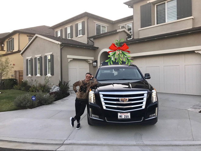 Không chỉ sở hữu nhà trong nước, ngày mùng 4 Tết Kỷ Hợi vừa qua, ca sĩ Đàm Vĩnh Hưng chia sẻ hình ảnh căn biệt thự ở thành phố Huntington Beach, quận Cam, phía nam bang California (Mỹ). Ảnh: FBNV.