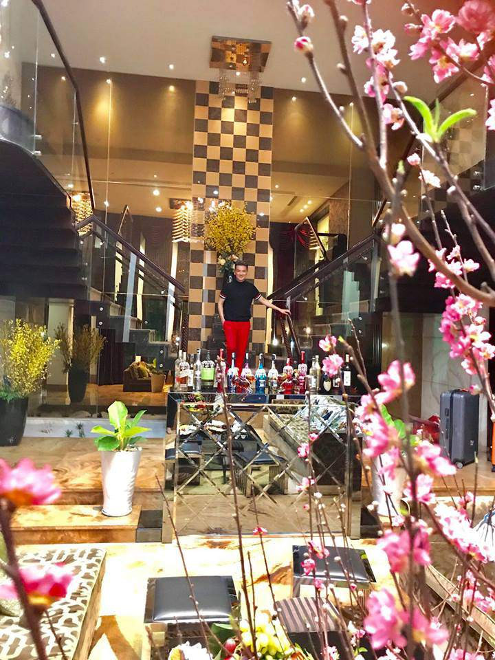 Bên trong biệt thự được trang trí bằng nhiều sản phẩm thời trang cao cấp lên đến vài tỷ đồng. Ảnh: Người đưa tin.