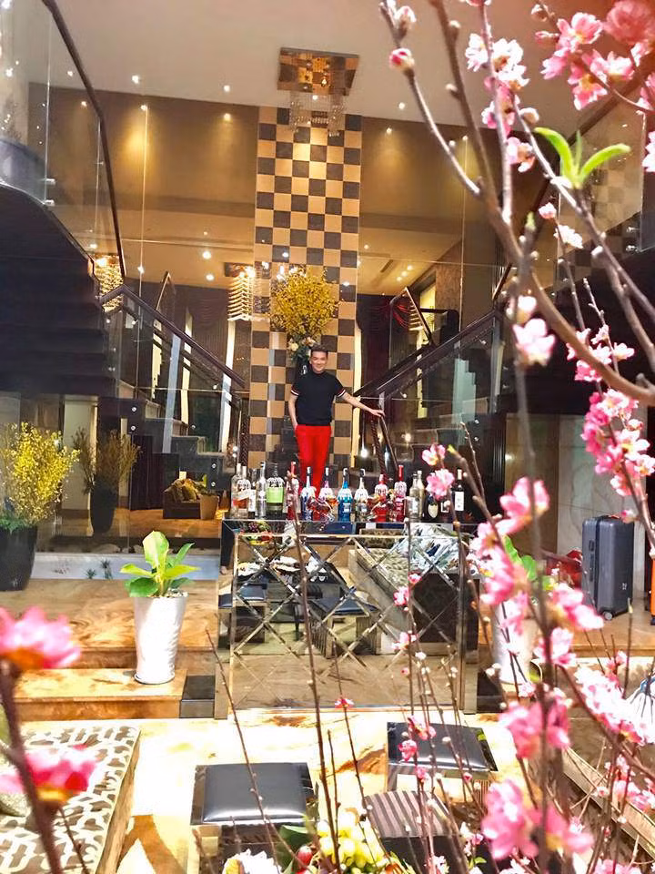 Bên trong biệt thự được trang trí bằng nhiều sản phẩm thời trang cao cấp lên đến vài tỷ đồng. Ảnh: Người đưa tin.