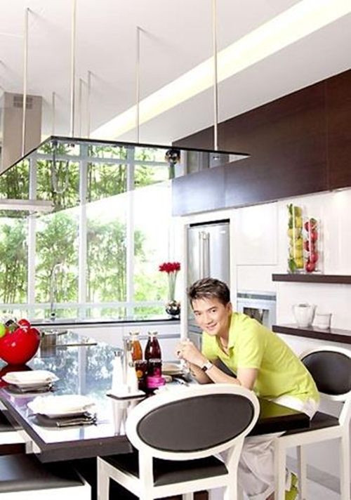 Căn penhouse của Mr Đàm là một dạng biệt thự trên không với hai tầng lầu, có diện tích khoảng 700m2, chưa kể đến khu sân vườn trên cao. Ảnh: Khám phá.